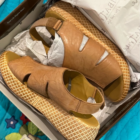 New  wt box ,  Diba true tan  platttform  wedge sandals. - Picture 7 of 13